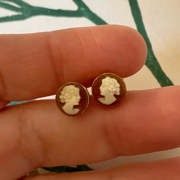 Gorgeous - Vintage Cameo Studs 14K - Picture 8 of 10